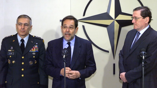 Sekretari i Përgjithshëm i NATO-s, Javier Solana (në mes) në konferencë me të dërguarin e SHBA-së për Ballkanin, Richard Hobrooke (djathtas) dhe shefin ushtarak të NATO-s, Wesley Clark (majtas) në selinë e NATO-s, Bruksel, 22 mars 1999.