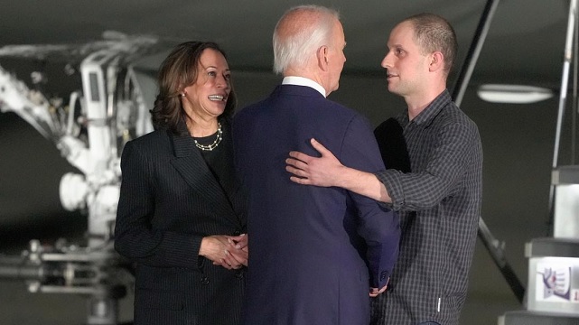 Joe Biden e Kamala Harris në takim me gazetarin Evan Gershkovic