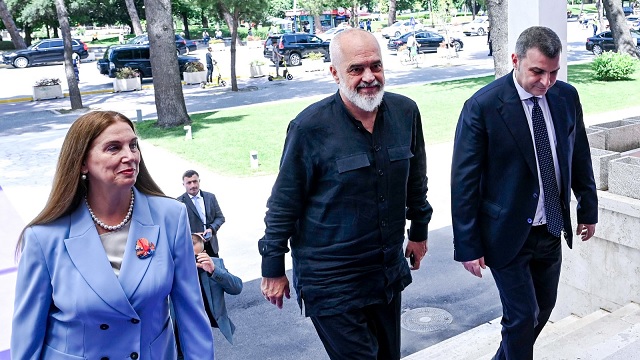 Mirela Kumbaro, Edi Rama dhe guvernatori Gent Sejko, në përurimin e ndërtesës së ish- Hotel Dajtit