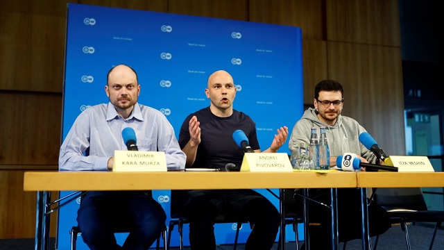 Tre nga të sapoliruarit nga burgjet në Rusi: Vladimir Kara-Mursa, Andrej Pivovarov dhe Ilja Jashin 