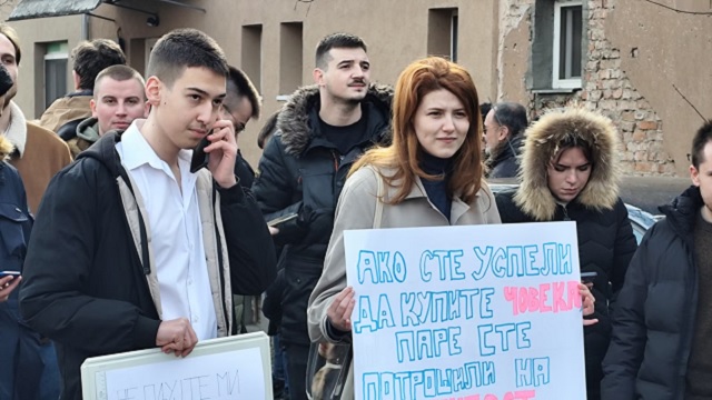 This image has an empty alt attribute; its file name is Proteste-e-studenteve-serbe-kunder-pushtetit-ne-Serbi-Mitrovice-Jugore-1.jpg